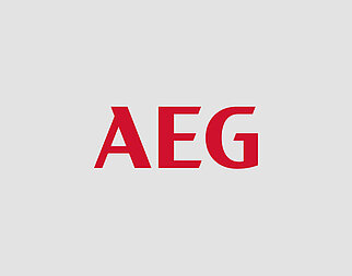 Logo rouge "AEG" avec une police de caractères sans empattement en gras sur un fond gris uni, symbolisant une identité de marque forte, moderne et minimaliste.