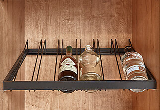 Elegante estante de vino montado en la pared que muestra tres botellas, combinando funcionalidad con una estética moderna y minimalista para cualquier cocina o área de comedor contemporánea.