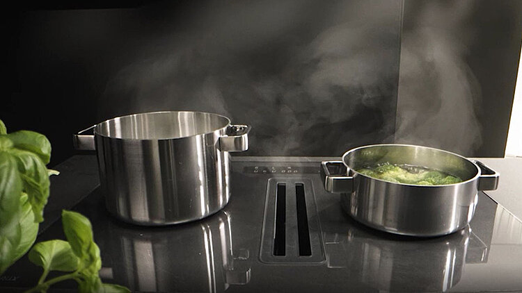Ein Bild unseres unsichtbaren Kochfeldes mit integriertem Dunstabzug, der Xtra Hob.