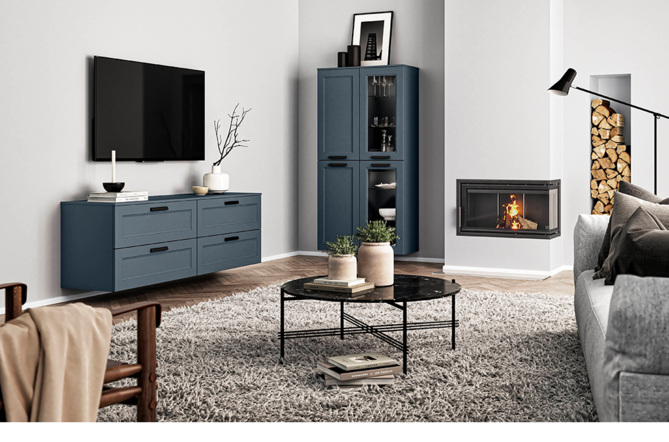 Moderne woonkamerinterieur met een gezellige open haard, strak meubilair met schone lijnen, en een harmonieus neutraal kleurenpalet geaccentueerd door accenten van marineblauw.