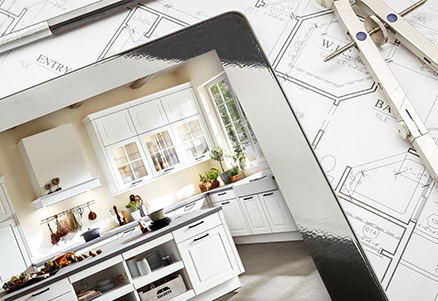 Un design de cuisine blanc élégant est mis en valeur à côté de plans architecturaux, symbolisant les phases de planification et d'exécution des projets d'aménagement intérieur de la maison.