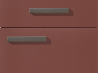 Design moderno e minimalista per cassetto da cucina con maniglie in metallo lucido su una superficie liscia color borgogna opaco, che esibisce una semplicità sofisticata ed eleganza.