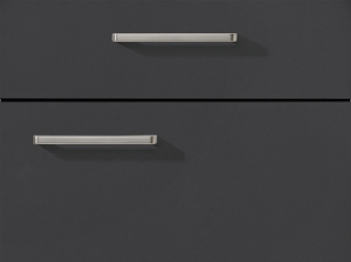 Cassetti da cucina neri minimalisti con eleganti maniglie argentate, che mostrano un'estetica di design moderna e pulita.