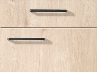 Frontali di cassetti da cucina minimalisti e moderni con eleganti maniglie nere su una texture in legno chiaro, incarnando eleganza e funzionalità contemporanee.