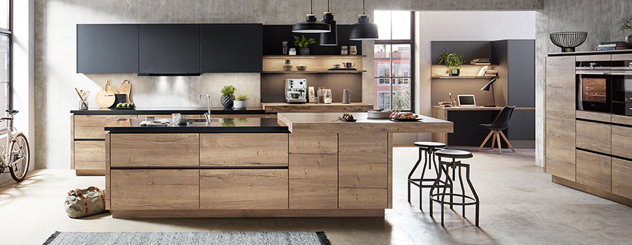 Moderne keuken met houten kasten, zwarte werkbladen en een centraal eiland, met een stijlvol en functioneel ontwerp.