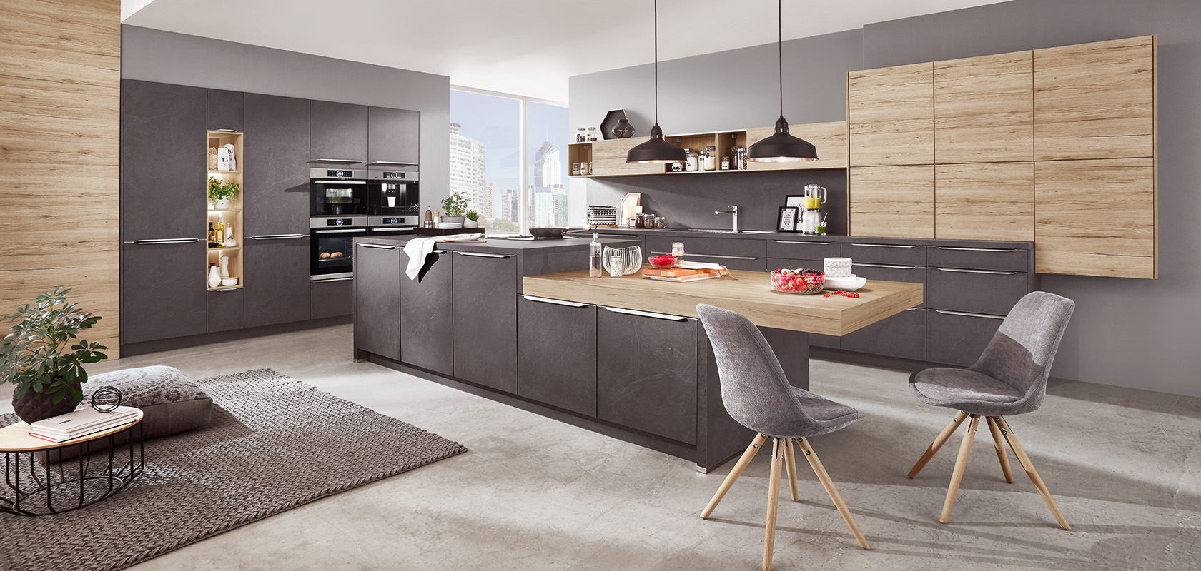 Diseño interior de cocina moderna con elegantes gabinetes grises y de madera, electrodomésticos integrados y un área de comedor elegante con asientos cómodos y vistas a la ciudad.