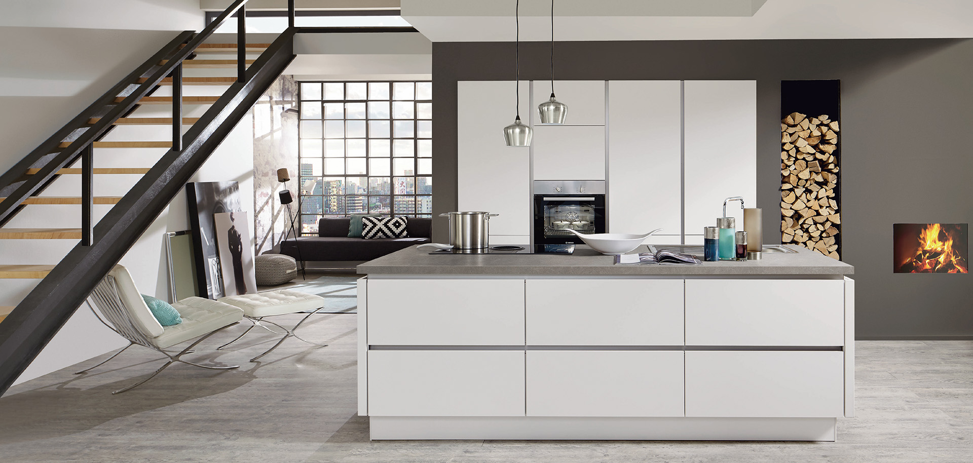 Moderne keukeninterieur met strakke lijnen met witte kasten, roestvrijstalen apparaten en een aangrenzende gezellige woonruimte met een open haard.