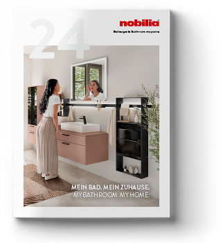 Ein stilvolles Badezimmer-Setting ist auf dem Cover einer Zeitschrift mit einer Frau abgebildet, die über ihre Inneneinrichtung nachdenkt und moderne Inspiration für das Zuhause darstellt.