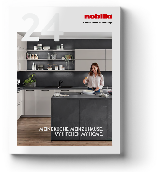 Ein modernes Küchendesign mit eleganten schwarzen Schränken, offenen Regalen und einer zentralen Insel, auf der eine Person glücklich kocht, aus der Kollektion von Nobilia.