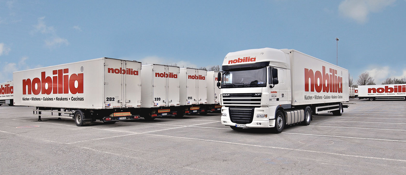 nobilia-vrachtwagens en - opleggers op de nobilia-parkeerplaats