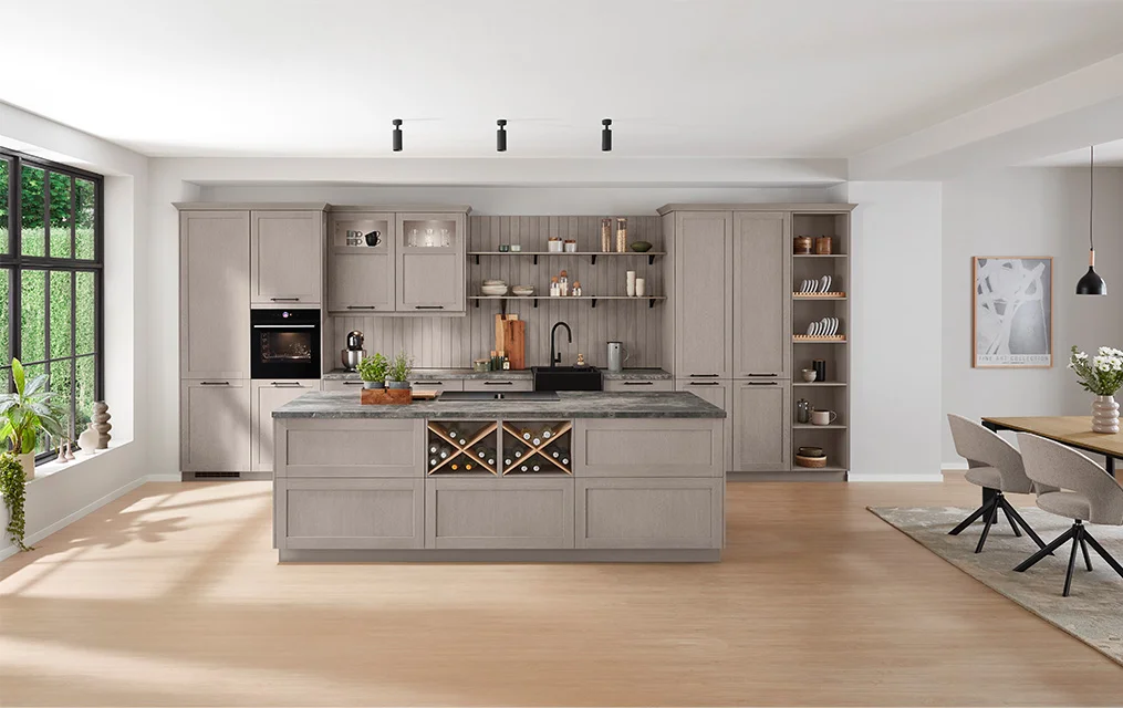 Ciepła atmosfera wiejskiego domu z FRAME 619 w kolorze Macchiato - elegancki front ramowy o strukturze naturalnego drewna do stylowych kuchni, łazienek i salonów.