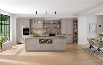 Ciepła atmosfera wiejskiego domu z FRAME 619 w kolorze Macchiato - elegancki front ramowy o strukturze naturalnego drewna do stylowych kuchni, łazienek i salonów.