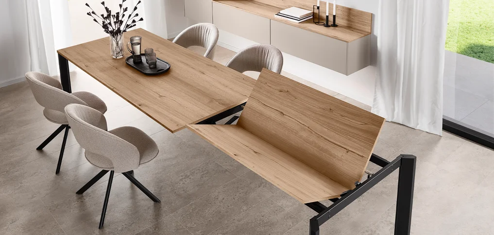 Uitschuifmechanisme met vlinder op de tafel met vier poten - handig uitschuifbaar met een elegante toepassing.