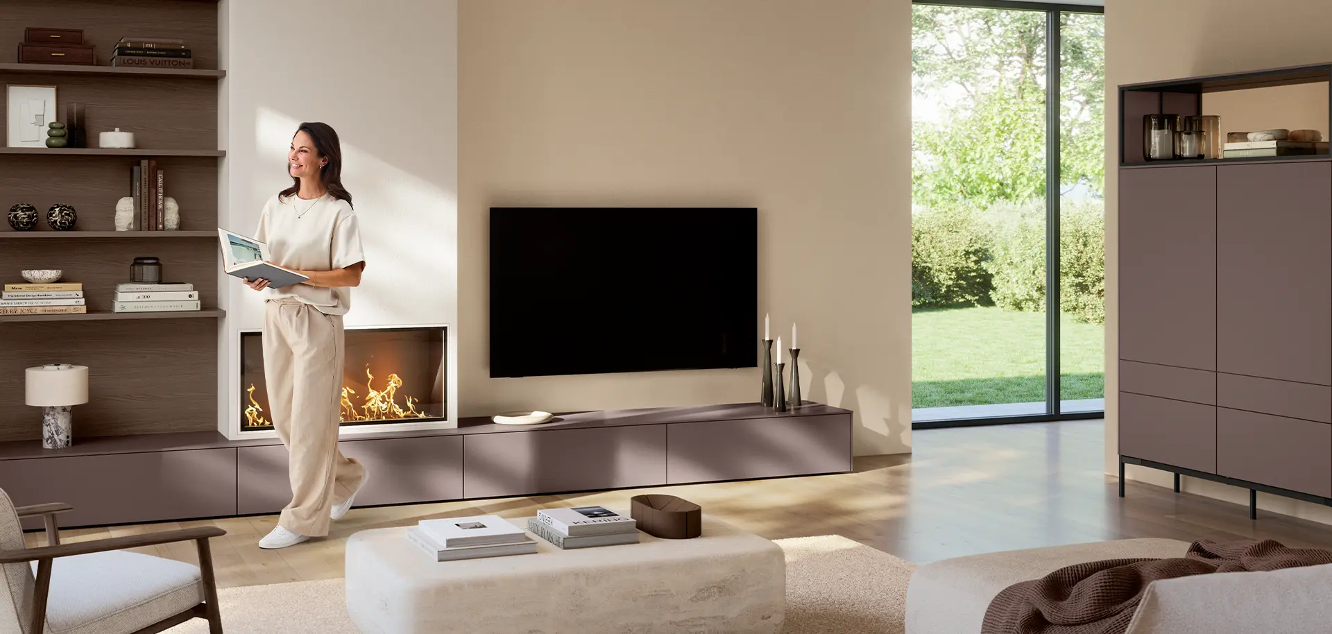 Wohnzimmermöbel in Berry mit TV-Lowboard, Sideboard, Regalen, Kamin und Fernseher im modernen Wohnbereich