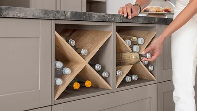 Stauraum mit Stil: offenes Regal mit Weinkreuz für Flaschen.