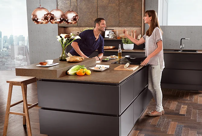 La cocina sin tirador con frente Touch 340 en negro supermate combina un diseño moderno con un tacto agradable. La superficie mate tiene un aspecto especialmente elegante y reduce los reflejos. El aspecto purista crea un ambiente tranquilo y elegante que invita a quedarse.
