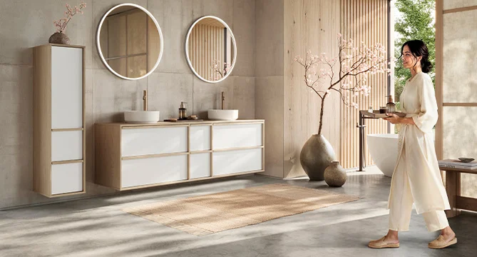 Elegantní moderní koupelna s elegantním dvojitým umyvadlem a usmívající se ženou v bílém županu, která podtrhuje klidnou a luxusní atmosféru.