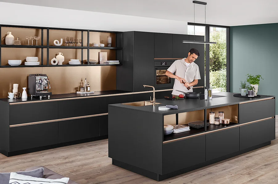 Nowoczesna kuchnia z frontami w czarnym macie premium z serii SENSO 496 i złotymi akcentami w otwartej przestrzeni półek.