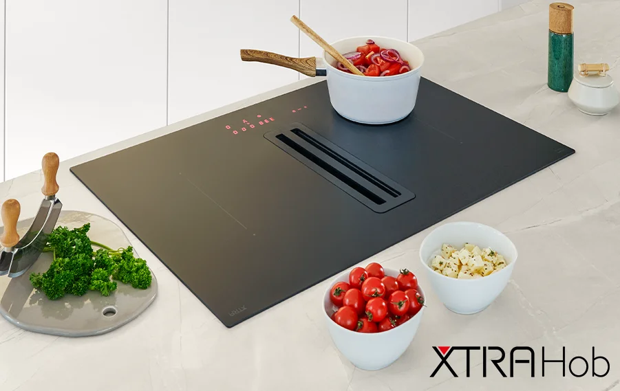 Xtra Hob Kochfeld mit integriertem Dunstabzug in Schwarz matt auf heller Arbeitsplatte – stilvoll und funktional.