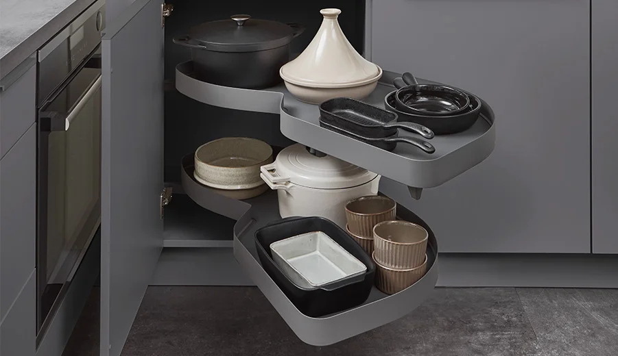 Eckschrank mit Schwenkauszug für ergonomische Aufbewahrung. Zwei Ebenen schaffen Stauraum für Töpfe und Geschirr.