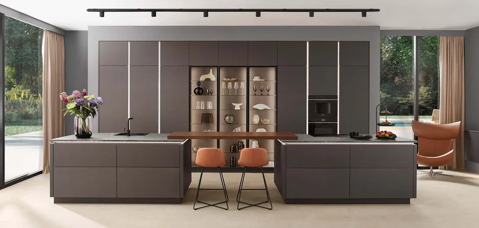 Kuchyňská linka s předním čelem Softline 505 v matném provedení Coffee Perfect - moderní bezúchytkový design se snoubí s teplými barvami a důsledným designem.