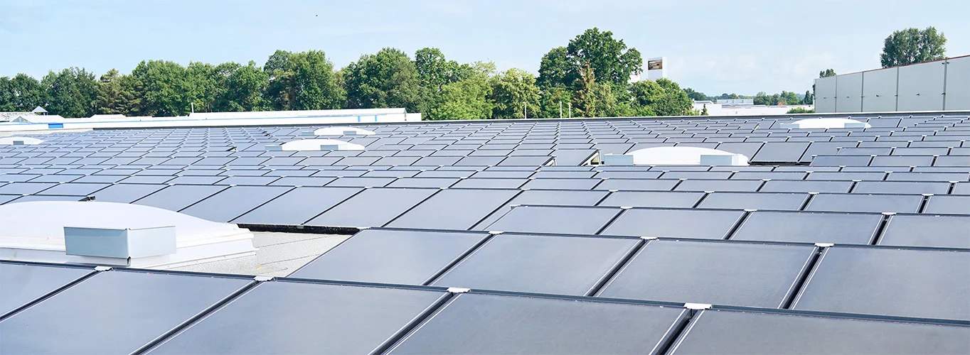 Photovoltaikanlage auf dem Flachdach eines nobilia Werks mit großflächig in Reihen angeordneten Solarmodulen
