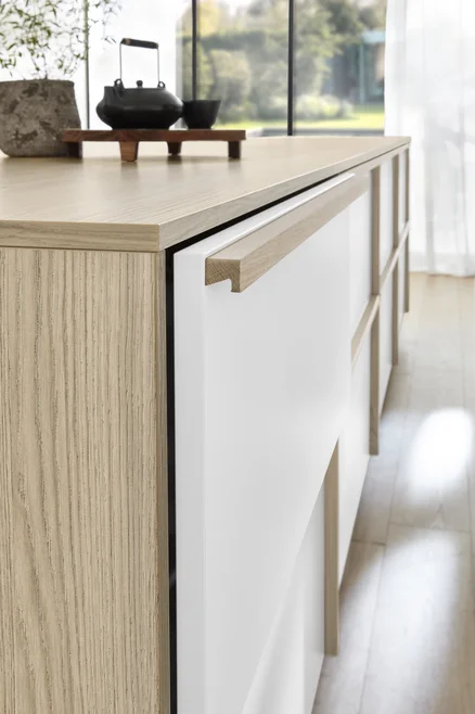 La poignée-barre 315 en chêne Como souligne les lignes minimalistes de la ligne de design Sakura.