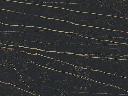 Elegante zwarte marmeren textuur met natuurlijke patronen en gouden aderen, perfect als verfijnde achtergrond voor luxe ontwerpelementen of websites.