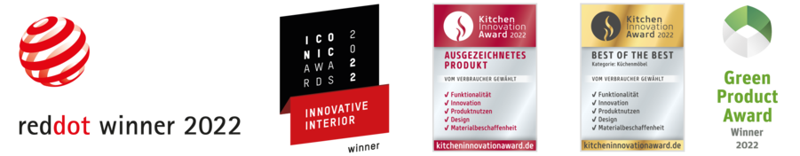 Výstava ocenění zdůrazňující vítěze Red Dot, Kitchen Innovation a Green Product za vynikající design a inovace v banneru webové stránky.
