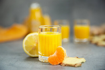 Fancy something refreshing? This recipe for delicious ginger shots from @sallyswelt will see you stay fit and healthy on warm days. And best of all: you need hardly any ingredients, won‘t take long to make it – and you can even keep it in the fridge for several days!
