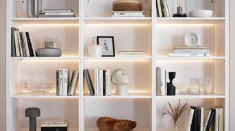 Beleuchtetes Wohnregal mit offenen Fächern, Bücherdekoration und integrierter LED-Regalbeleuchtung.