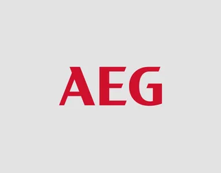 Logo rouge "AEG" avec une police de caractères sans empattement en gras sur un fond gris uni, symbolisant une identité de marque forte, moderne et minimaliste.