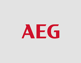 Červené logo "AEG" s tučným písmem bez serifů na jednobarevném šedém pozadí, symbolizující silnou, moderní a minimalistickou značku.