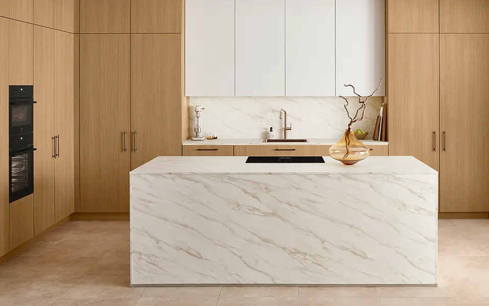 Offene Küche in Structura 425 mit Holzfronten, Kochinsel und Arbeitsplatte 324 Marmor Carrara Bronze Nachbildung