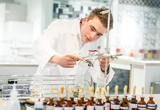 Ramię kontrolne robota w zakładach nobilia