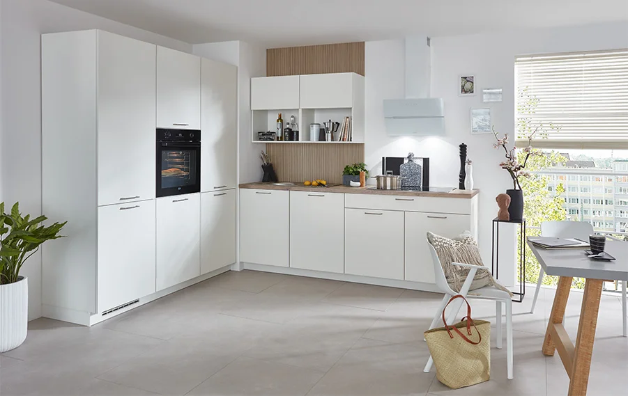  Het lichtgekleurde front SENSO 488 in wit creëert een vriendelijke sfeer met veel opbergruimte voor kleine kamers met daglicht.