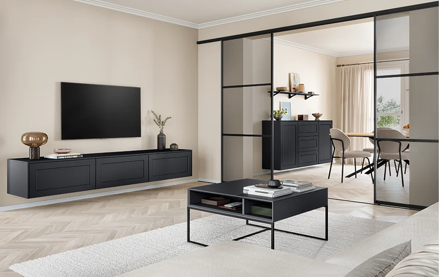 Portes coulissantes en applique en noir avec verre gris comme séparateur d'espace stylé entre le salon et la salle à manger