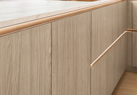 Dezente Ambientebeleuchtung unter der Arbeitsplatte betont die Front Structura 406 und schafft wohnliche Atmosphäre.