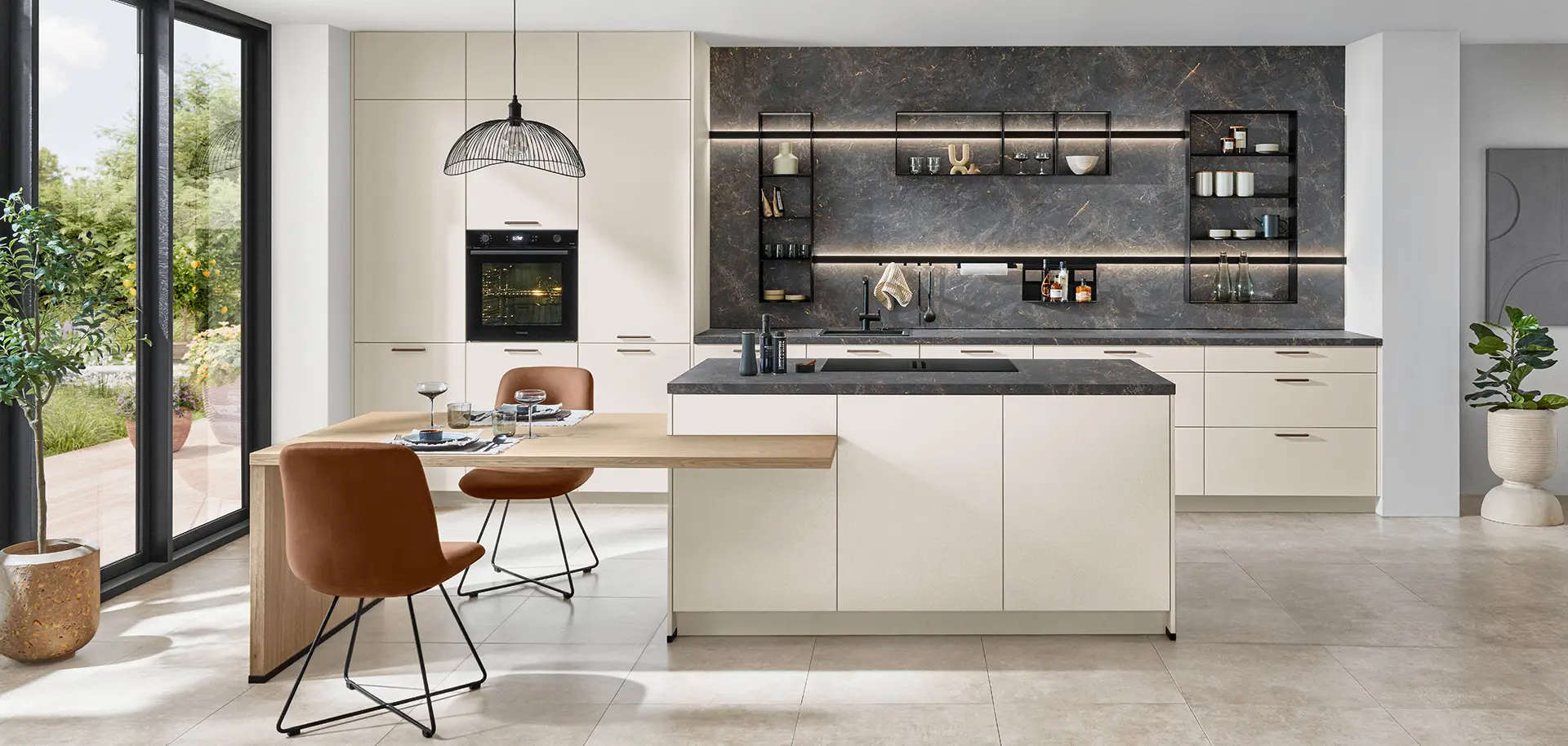 Moderne Küche mit eleganten weißen Schränken, dunklem Arbeitsbereich und stilvoller Beleuchtung.