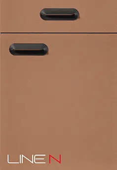Cottofarbene Küchenfront LOOK 647 mit strukturierter Oberfläche und schwarzen Griffen im Detail