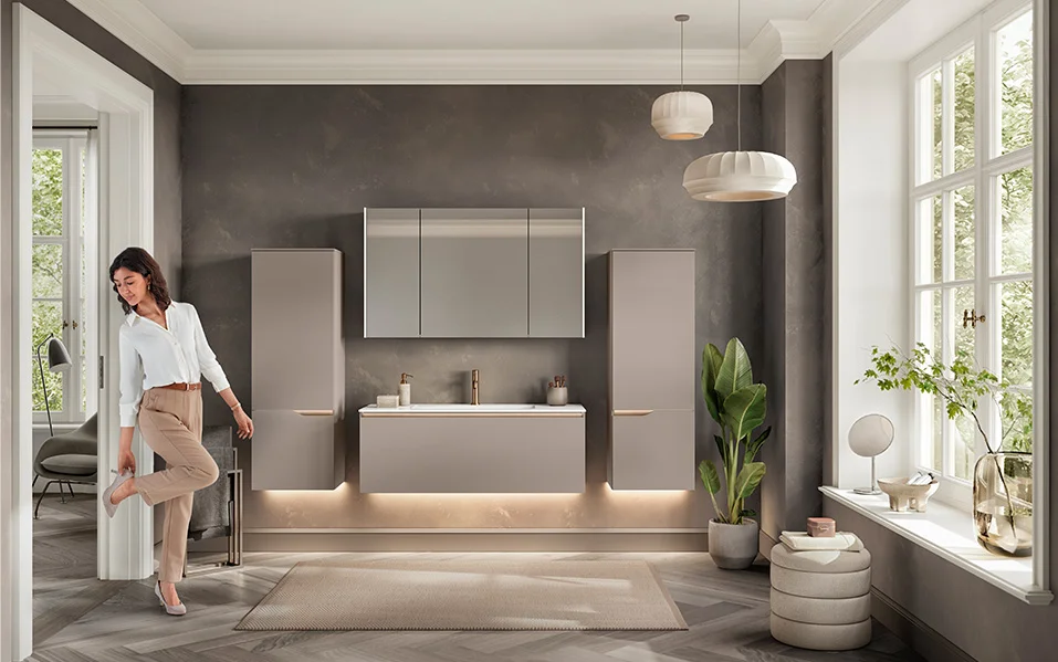 Inovace koupelen 2026: SENSO 483 v matné barvě Macchiato Premium vytváří svými jasnými liniemi a teplým barevným provedením moderní atmosféru.