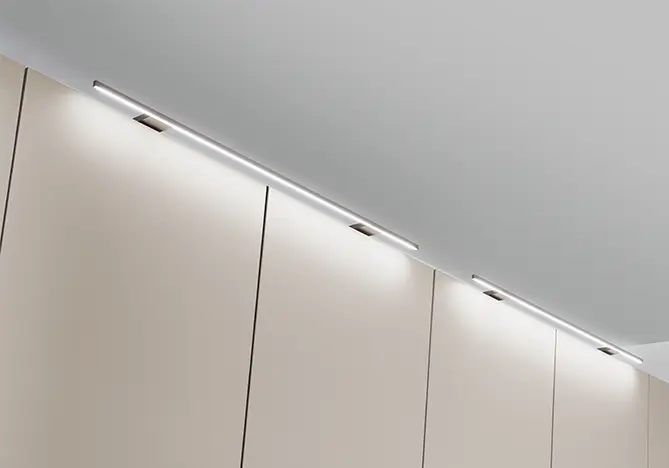 Aufsatzbeleuchtung für einen Kleiderschrank mit mehreren integrierten Lichtquellen an der oberen Kante