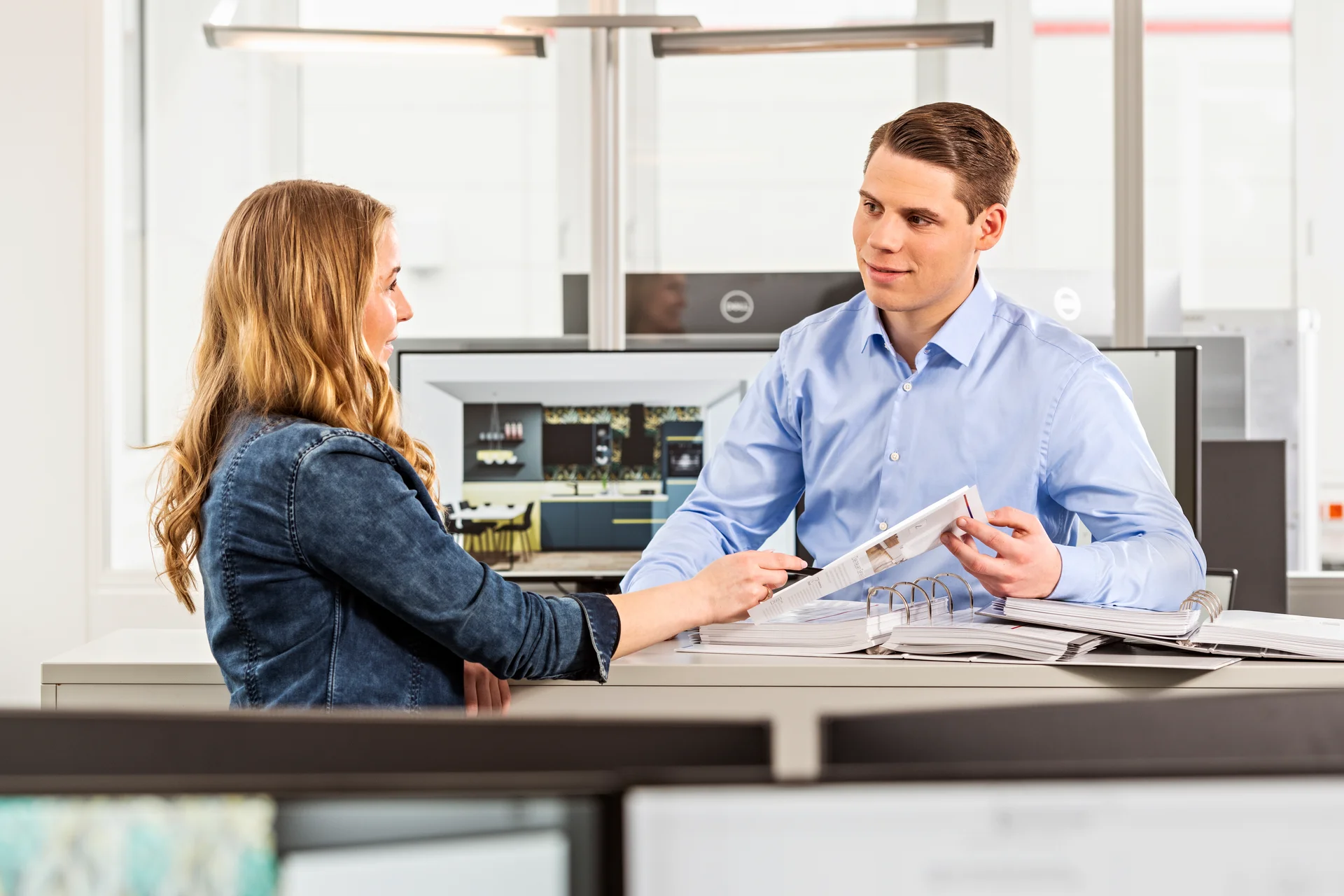 Zwei Personen arbeiten an einem Tisch bei nobilia.