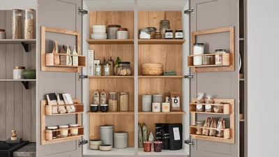 Praktischer Breakfastschrank im Landhauslook mit cleverem Stauraum.