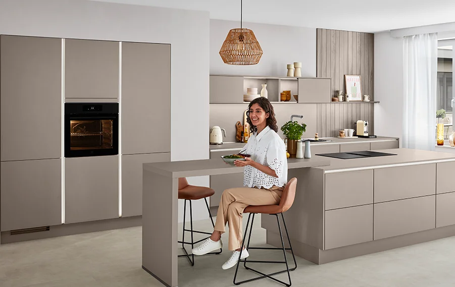 L'éclairage vertical des poignées encastrées assure des lignes claires et des accents lumineux discrets dans les cuisines modernes.