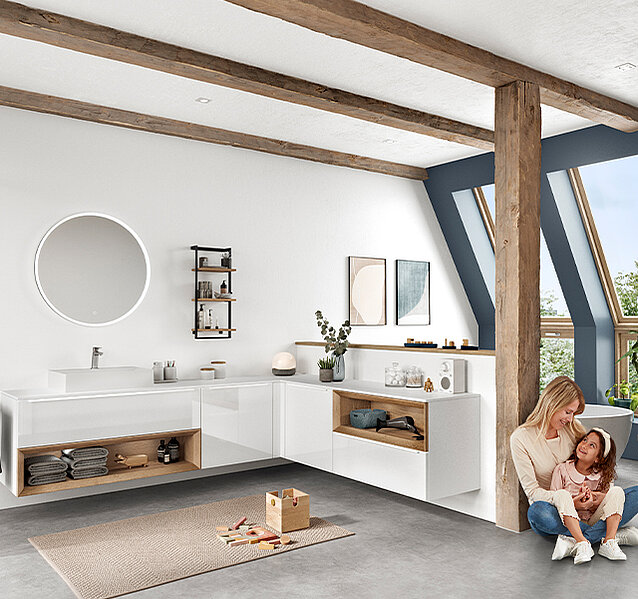 Minimalistyczny design łazienki z przestronną toaletką z okrągłym lustrem, podkreślony gładkimi drewnianymi belkami i przytulnym rodzinym momentem na podłodze.