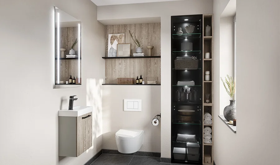 Elegante baño moderno con accesorios blancos y negros elegantes, acentos de madera y estantes ordenados llenos de toallas y objetos decorativos.