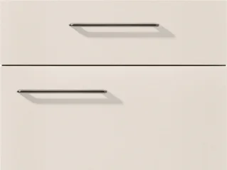 Twee strakke, moderne ladehandvatten geïnstalleerd op een minimalistische beige kastfront, die een eenvoudig en schoon ontwerp esthetiek uitstralen.