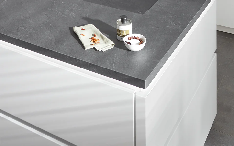 Het werkblad 373 in grijs leisteen reproductie brengt een modern en stijlvol contrast in witte keukens met zijn natuursteen look. Het robuuste Xtra-design combineert een hoogwaardige uitstraling met functionele veerkracht en is daarmee de perfecte aanvulling op elk puristisch keukenontwerp.