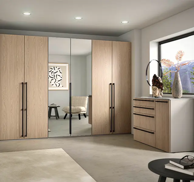 Dream Schlafzimmermöbel in Eiche mit Kleiderschrank, Spiegeltüren und Kommode am Fenster.